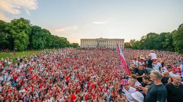 peste 100 000 de oameni au sarbatorit nationala norvegiei momentul in care jucatorii au vaslit impreuna cu suporterii