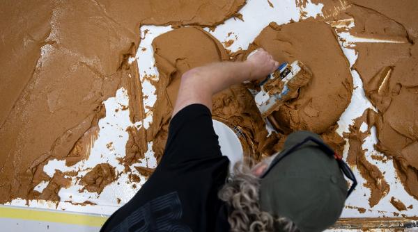 atentie la zona lipicioasa un muzeu olandez a acoperit podeaua cu sute de kilograme de unt de arahide iata de ce