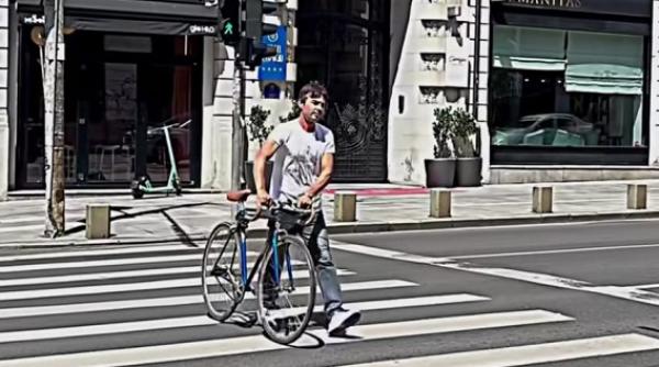 cum se traverseaza corect cu trotineta sau bicicleta pe trecerea de pietoni filmulet demonstrativ al politiei locale din bucuresti