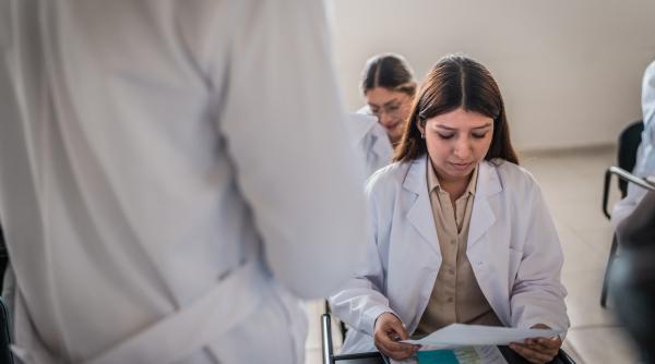 ministerul sanatatii schimba regulile examenului pentru titlul de medic medic stomatolog si farmacist specialist