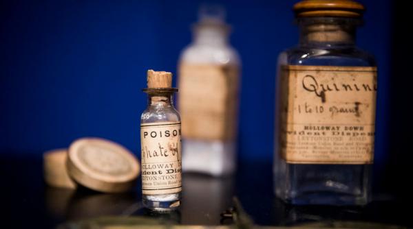 cnn un barbat i a facut cadou iubitei sale un parfum de lux in realitate sticla continea otrava mortala provenita de la spioni rusi