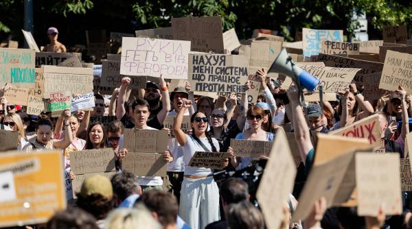 furie la kiev dupa ce zelenski l a demis pe ministrul apararii proteste in strada un oficial si a dat demisia revolta in parlament
