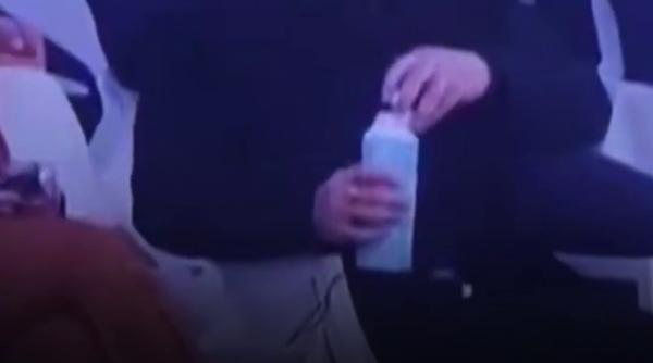 Imagine virală cu Zelenski, în timp ce rupe dopul atașat la o sticlă de apă. „A amânat aderarea Ucrainei în UE cu 15 ani”