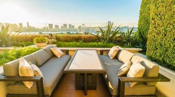 mobilier de exterior cu masa inalta sau joasa care varianta este mai practica