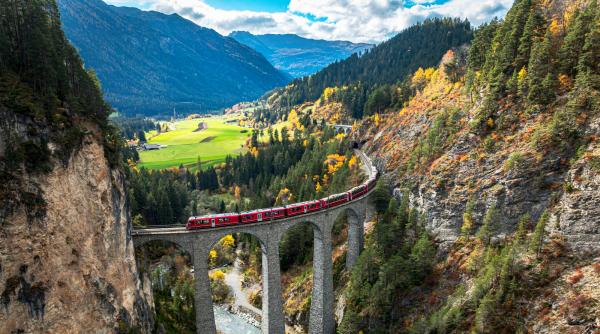 elvetia a construit tuneluri uriase sub alpi ca sa reduca traficul azi ele ajuta si la protejarea muntilor de amenintarile climatice