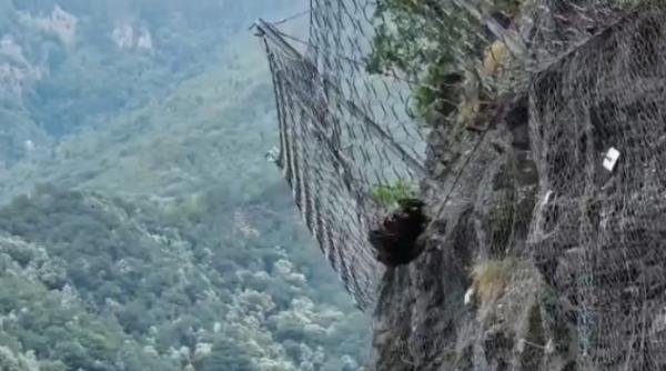 imagini spectaculoase cu barierele de retentie instalate pe valea oltului care deja sunt pline cu pietre cazute de pe versanti