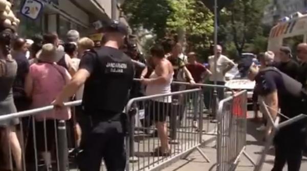 cozi si imbulzeala pentru promotii la deschiderea unui magazin in bucuresti pe o caldura foarte mare au intervenit si jandarmii