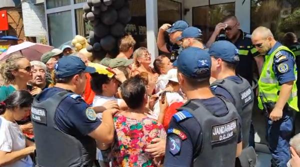 cozi si imbulzeala pentru promotii la deschiderea unui magazin in bucuresti pe o caldura foarte mare au intervenit si jandarmii