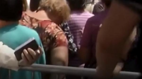 Îmbulzeală la deschiderea magazinului lui Călin Donca, influencer suveranist. O femeie a fost luată cu Ambulanța. Intervin jandarmii