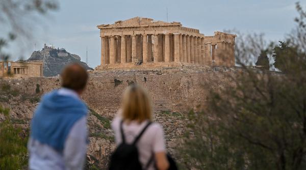regula mai putin cunoscuta din grecia care ii obliga pe unii turisti sa se descalte pentru a vizita cele mai faimoase monumente