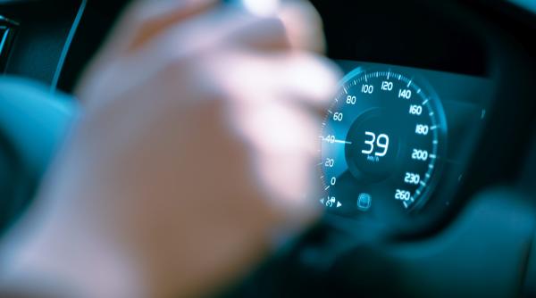 ue pregateste o schimbare majora pentru soferi masinile ar putea taia acceleratia si impiedica automat depasirea vitezei legale