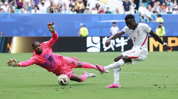 Anglia spulberă Franța în prima repriză a finalei mici. 4-0 la pauză