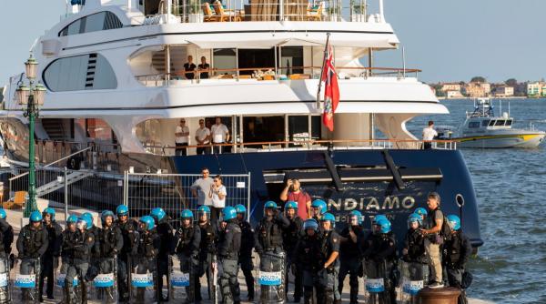 proteste la venetia dupa ce ambasadorul sua in italia miliardarul tilman fertitta a venit cu un iaht de 450 de milioane de dolari