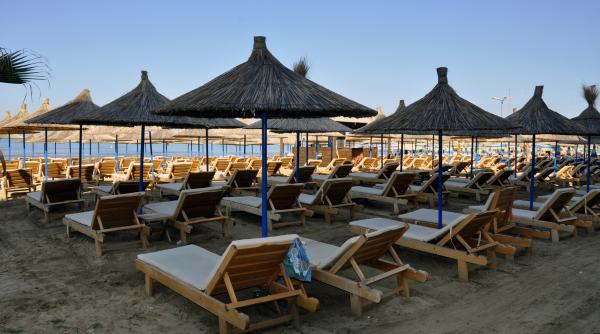 350 de sezlonguri furate in urma cu 2 ani din italia au fost gasite acum in albania o turista le a recunoscut si le a pozat