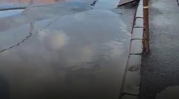 Asfalt surpat pe Strada Ziduri Moși din București. Trafic restricționat în zona Obor