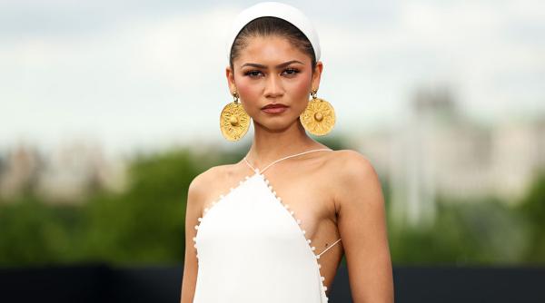 cerceii purtati de zendaya la premiera filmului odiseea din aur iranian vechi de 3 000 de ani au starnit o controversa uriasa