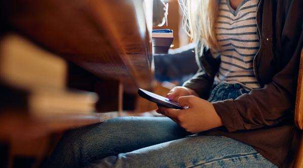 inca o tara europeana va interzice telefoanele mobile in scoli elevii nu le vor mai putea folosi nici in pauze