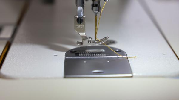 la 26 de ani zoe si a dat demisia din corporatie si s a angajat croitoreasa acum spune ca poate face economii mai mari ca inainte