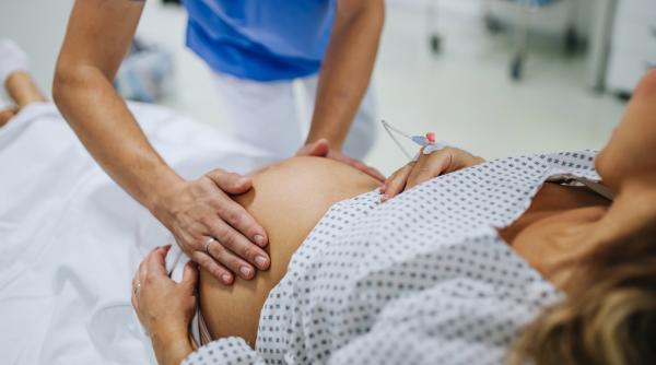 o femeie a nascut cvadrupleti identici parintii care mai au 4 copii acasa strang acum bani ca sa si cumpere o duba cu 10 locuri