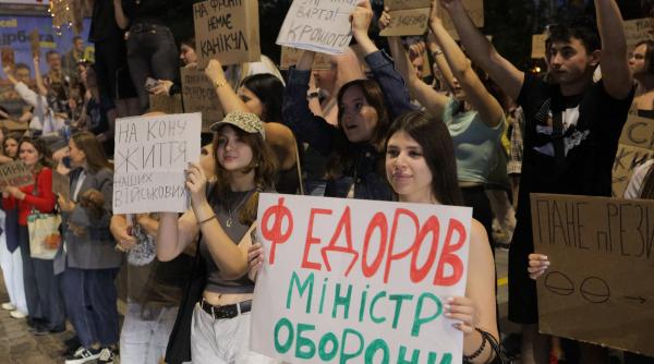 ucrainenii i au dat ultimatum lui zelenski pana vineri sa il demita pe oleksandr sirski seful armatei proteste zilnice la kiev