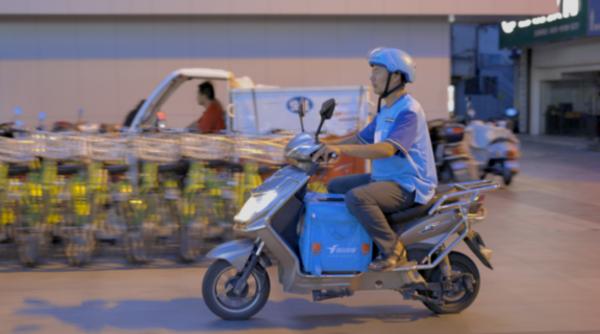 un curier care livreaza mancare a castigat unul dintre cele mai importante premii literare din china