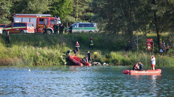 un roman s a aruncat intr un lac din italia ca sa salveze un copil echipajele de salvare il cauta de 2 zile