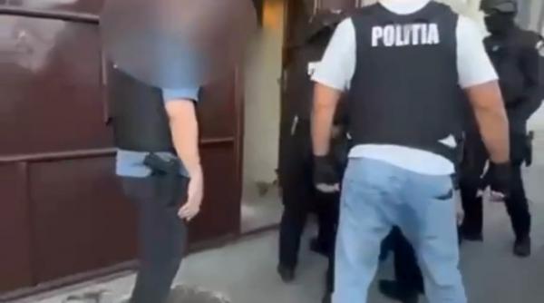 Momentul în care Poliţia intră peste membrii clanului Cârpaci care ar fi obligat un bărbat să le doneze un rinichi