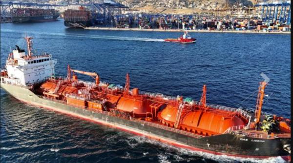 petrolier sub pavilion liberian lovit langa sfantu gheorghe sunt trei raniti nicusor dan institutiile statului sunt in alerta