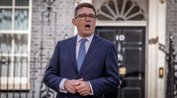 rusii au tras focuri de razboi cu o fregata in canalul manecii in timp ce andy burnham era investit premier la londra