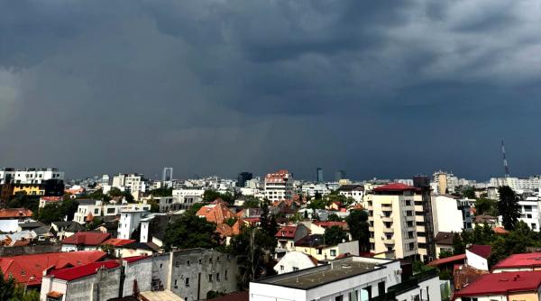 vremea se raceste brusc in bucuresti scad temperaturile cu zece grade de pe o zi pe alta capitala intra sub alerta meteo de furtuni