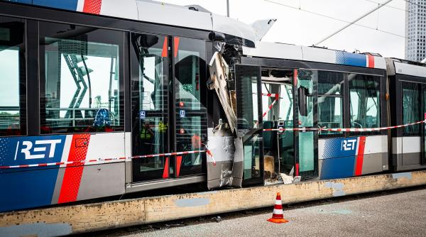 momentul in care doua tramvaie se ciocnesc violent pe podul erasmus din rotterdam sunt 15 victime