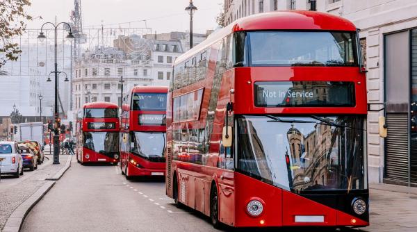 noul premier britanic andy burnham plafoneaza biletele de autobuz a luat bani de la fondul pentru clima