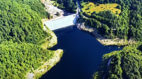 un lac de acumulare renaste dupa 12 ani barajul lesu este umplut cu apa in proportie de 15