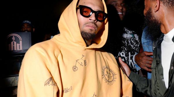 chris brown pledeaza vinovat dupa acuzatii de agresiune intr un club de noapte din londra cantaretul risca 3 ani de inchisoare