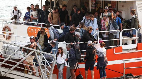 oamenii fug cu barcile din peninsula cap ferret amenintata de incendiile din franta prefectul a ordonat faza finala a evacuarii