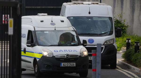 politia din irlanda a capturat o bomba ascunsa intr o masina si a arestat doi suspecti urma sa explodeze in irlanda de nord