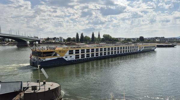 rinul a scazut la cote critice din cauza caldurii extreme din europa seceta a dus la scumpirea transportului de marfuri