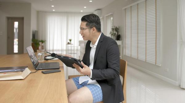 barbatii din japonia au inceput sa se epileze femeile sunt deranjate de colegii cu par pe picioare in pantaloni scurti la birou
