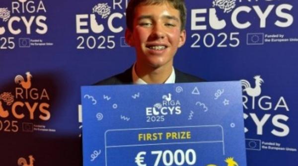 un adolescent a construit un robot in forma de broasca testoasa care gaseste microplastice in apa proiectul i a adus 50 000 de dolari