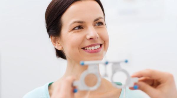 sanatatea ochilor dupa 40 de ani ce se schimba si cum alegi ochelarii potriviti