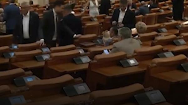Un deputat USR spune că ar fi vrut să ajungă la sesiunea extraordinară, dar i s-a stricat mașina