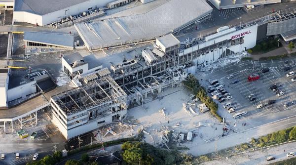 dezastru in japonia dupa cutremurul de 7 1 case si drumuri distruse si zeci de raniti un mall s a prabusit oamenii au ramas blocati