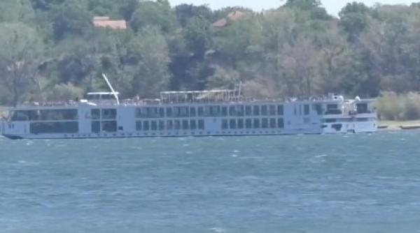 dunarea a secat navele sunt in pericol un vas de croaziera a esuat in zona localitatii garla mare din cauza nivelului scazut al apei