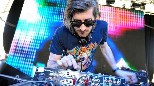 dj kavinsky a fost gasit mort in casa lui din paris procurorii au deschis o ancheta reactia presedintelui emmanuel macron