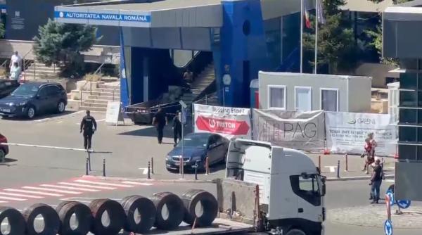 evacuare in portul constanta toate manevrele pentru nave au fost suspendate la fata locului sunt echipaje antitero si isu