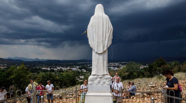 furie in bosnia statuia fecioarei maria din medjugorje a fost desfigurata si incendiata diavolul in fusta