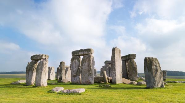 pentru prima data in 125 de ani vizitatorii pot ramane singuri in interiorul monumentului stonehenge timp de 20 de minute