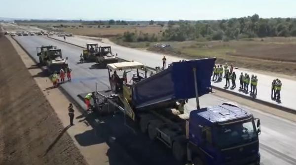 Autostrada Sibiu-Făgăraș (A13) prinde contur: Imagini cu turnarea asfaltului experimental pe unul dintre tronsoanele-cheie