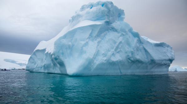 Aisberg uriaș transportat din Alaska în Iowa pentru experiment. Arabia Saudită vizează aducerea apei din Antarctica.