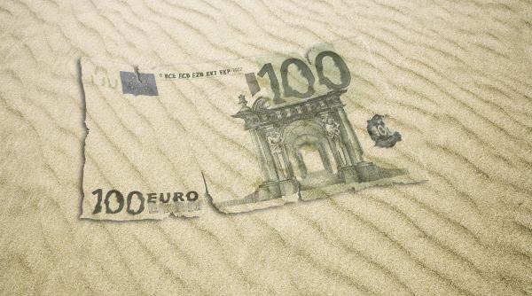 700 000 au fost aruncati in mare in italia turistii s au repezit sa adune bancnotele ajunse pe plaja